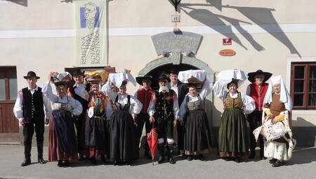 Pet parov narodnih noš je odneslo jedi iz Borštnikove domačije k blagoslovu